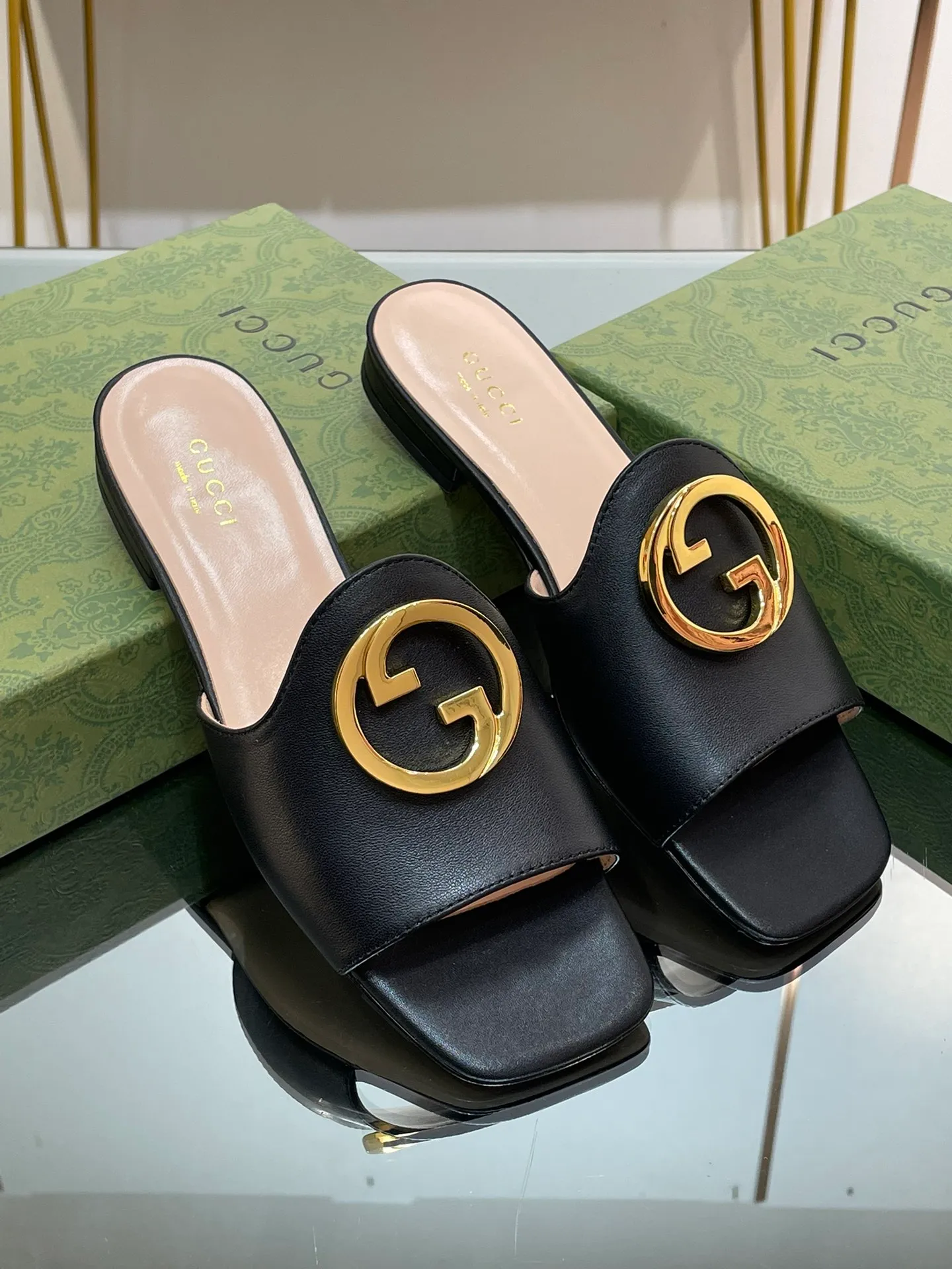 👟👟Ex-factory price 440👟👟 GuCCl high-end boutique 2024 new flat-heeled round interlocking double GG slippers, authentic original quality! Every detail has been carefully crafted and can be compared with ZG, no second quality!  Fabric: Original customized imported grain leather Hardware: Dongguan Dachang mold-opening hardware round interlocking double G buckle Lining/foot pads: High-end customized sheepskin lining Heel height: 1.0CM Outsole: Italian genuine leather sole Size: 35-41 (40 41 customized, non-returnable) Original high-end packaging!  The GucCi Blondie series made its debut in Los Angeles during the "Gucci March of Love" series of fashion shows, showing its outstanding charm on the star-studded Hollywood Walk of Fame. The new series echoes the style shown in the recent series, blending retro aesthetics and modern fashion to integrate different eras! The monogram pattern of the brand founder originates from the archive design of the 1970s, vividly interpreting this mid-heeled shoe💋👏 ●Circular interlocking double G details. High ●Italian creation Green full set of high-end original packaging